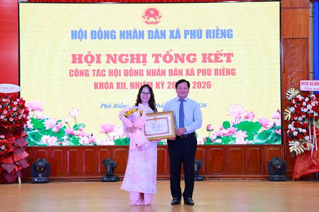 Trao bằng khen cho tập thể HĐND xã Phú Riềng