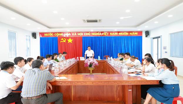 Chủ tịch UBND xã Nguyễn Danh Tùng chủ trì cuộc họp