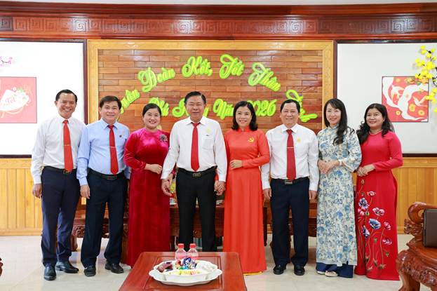 Đoàn công tác Công ty Cao su Phú Riềng thăm và chúc Tết xã Phú Riềng