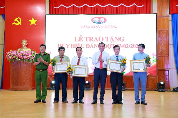 Khen thưởng các tổ chức đảng xuất sắc