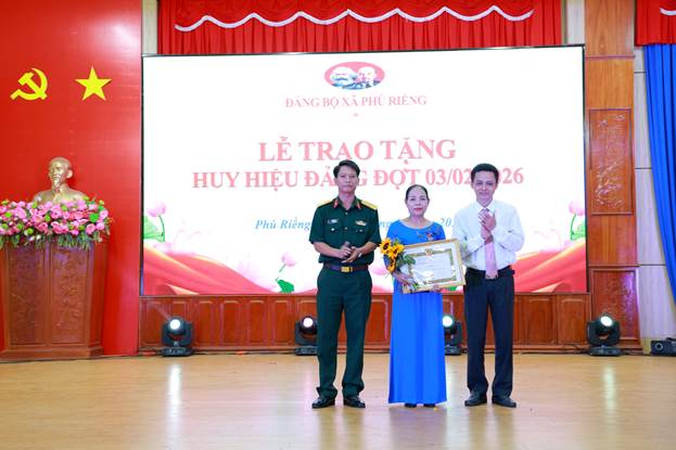 Trao Huy hiệu Đảng đợt 3/2 năm 2026 - ảnh 2