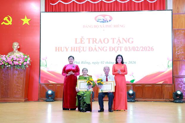 Toàn cảnh lễ trao Huy hiệu Đảng tại xã Phú Riềng