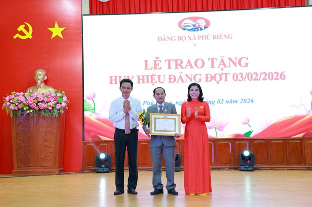Trao Huy hiệu Đảng đợt 3/2 năm 2026 - ảnh 1