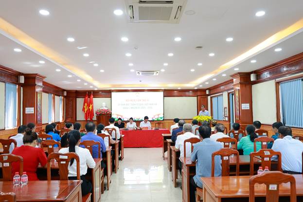 Toàn cảnh các đại biểu biểu quyết thông qua nội dung hội nghị