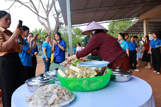 Ảnh tổng hợp bữa cơm đoàn kết