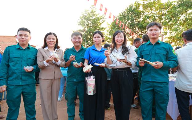 Hình ảnh bữa cơm đoàn kết Phú Riềng