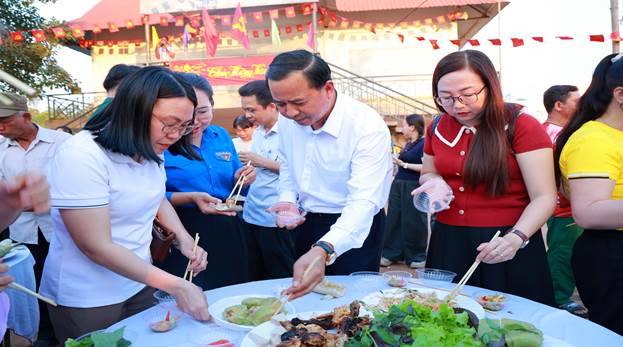 Đồng chí Nguyễn Danh Tùng dự bữa cơm