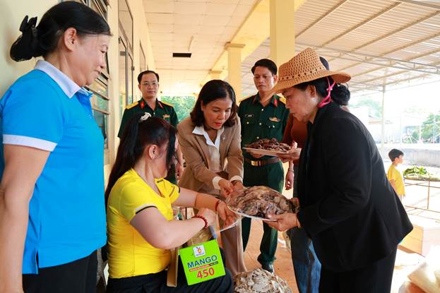 Ảnh tổng hợp bữa cơm đoàn kết