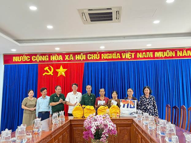 Tặng quà Tết cho cựu chiến sĩ cách mạng bị địch bắt tù đày