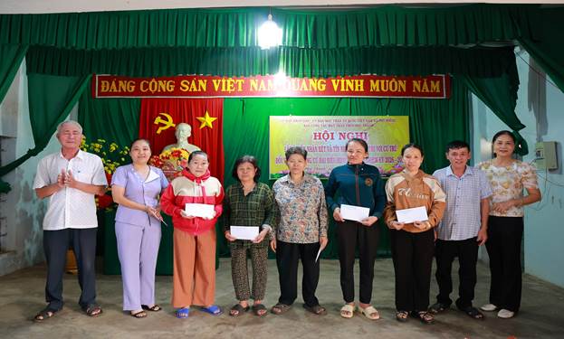 Hoạt động thăm hỏi của lãnh đạo xã Phú Riềng