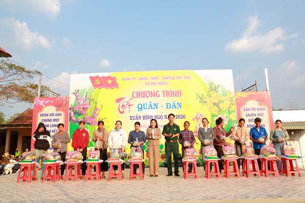 Hoạt động gói bánh chưng Tết quân dân