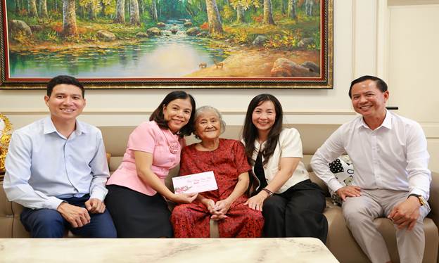 Thường trực Đảng ủy xã tặng quà đảng viên Chung Mỹ Dung