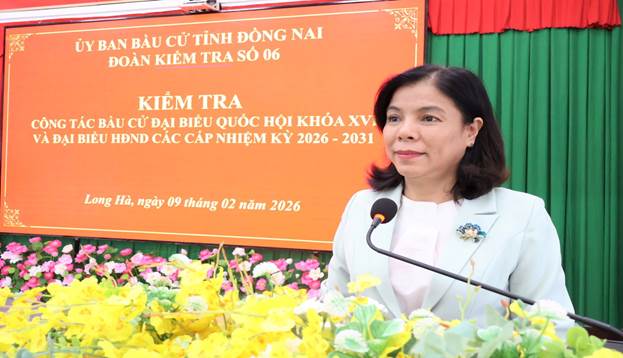 Đồng chí Nguyễn Thị Xuân Hòa báo cáo công tác chuẩn bị bầu cử