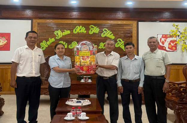 Đại diện cơ sở tôn giáo tặng quà chúc Tết