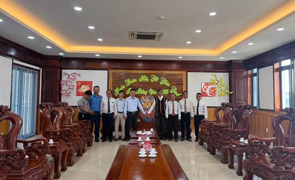 Lãnh đạo xã Phú Riềng tiếp đoàn các cơ sở tôn giáo