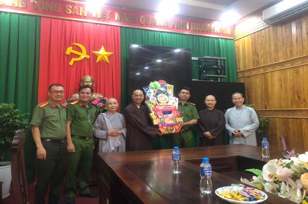 Lực lượng Công an xã tiếp đoàn các cơ sở tôn giáo