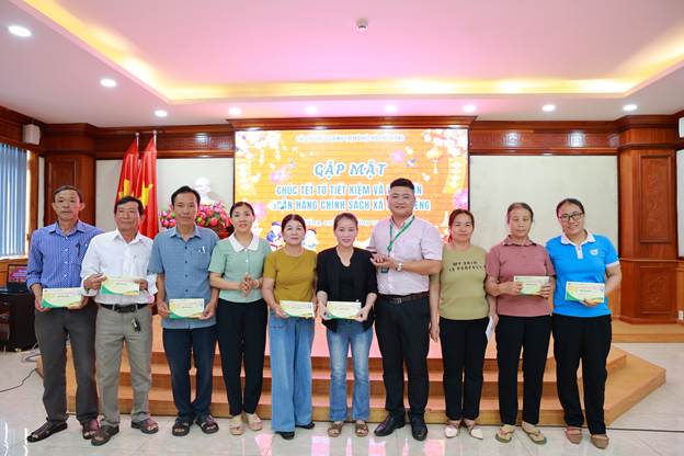 Tặng quà Tết các Tổ tiết kiệm và vay vốn xã Phú Riềng