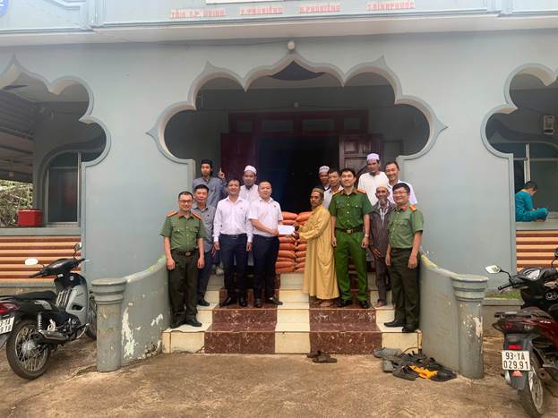 Công an xã Phú Riềng tặng quà Thánh đường Hồi giáo