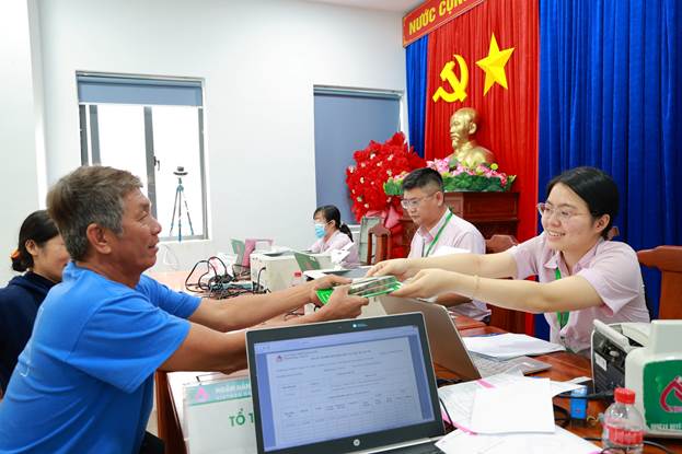 Phiên giao dịch cuối năm của Ngân hàng Chính sách xã hội