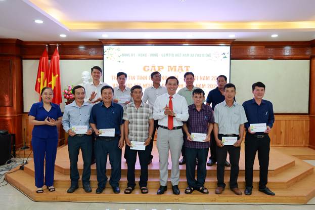 Lãnh đạo xã tặng quà chúc xuân Ban thôn