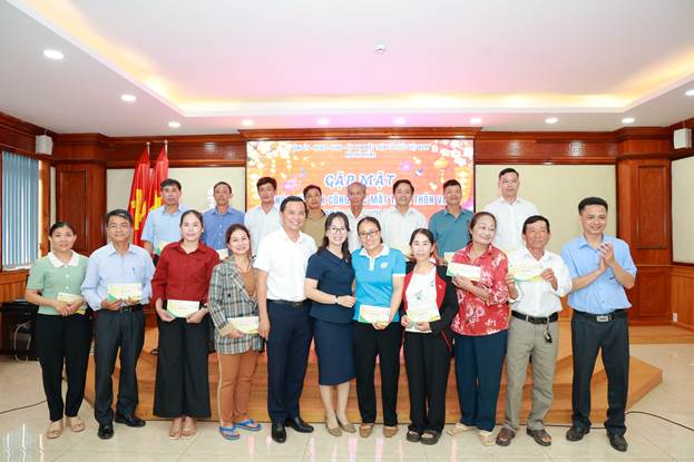 Lãnh đạo xã tặng quà Tết cán bộ cơ sở 3