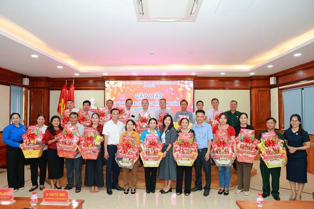 Lãnh đạo xã tặng quà Tết cán bộ cơ sở 4