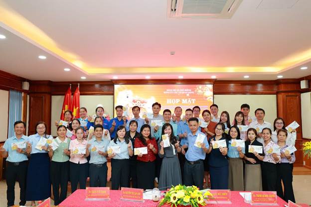 Đồng chí Nguyễn Thị Lan Anh tặng quà chúc Tết Đảng bộ các cơ quan Đảng