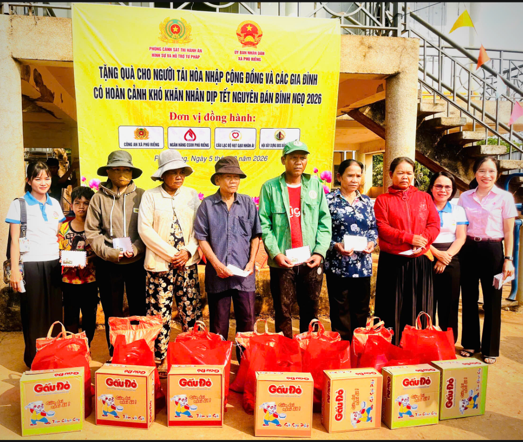 Ban Tổ chức trao tặng quà Tết cho người dân xã Phú Riềng