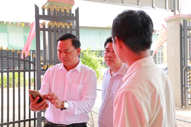 Đồng chí Nguyễn Danh Tùng kiểm tra công tác chuẩn bị bầu cử