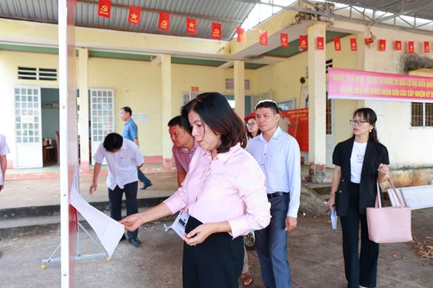 Đoàn kiểm tra làm việc với các tổ bầu cử