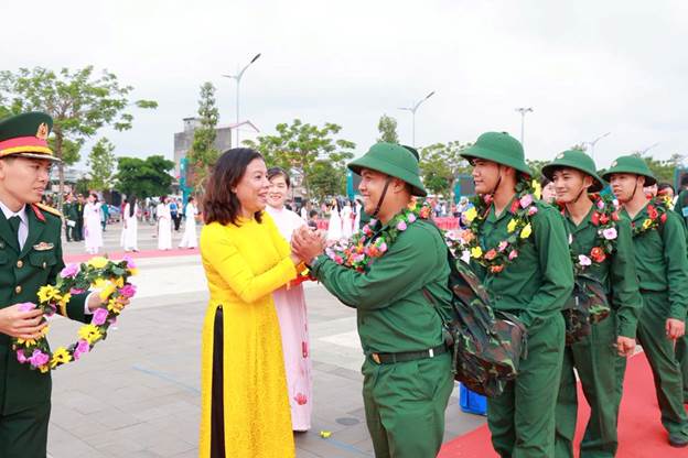 Đồng chí Nguyễn Thị Xuân Hòa động viên thanh niên lên đường nhập ngũ