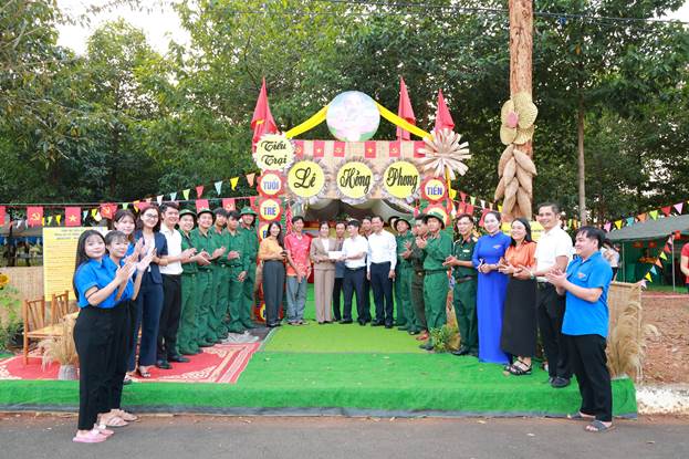 Lãnh đạo xã Phú Riềng thăm hỏi các tiểu trại tòng quân