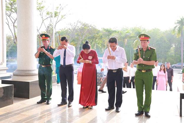 Đoàn đại biểu dâng hương tại đền thờ