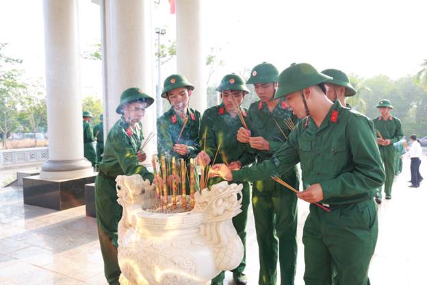 Thường trực Đảng ủy và các tân binh dâng hương tưởng niệm
