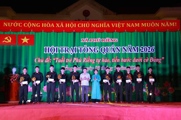 Lãnh đạo xã trao quà cho tân binh