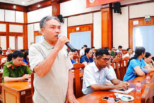 Cử tri phát biểu ý kiến tại hội nghị