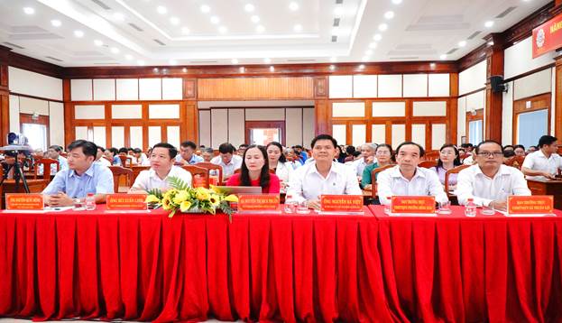 Đồng chí Nguyễn Quốc Dũng và các đại biểu tham dự hội nghị