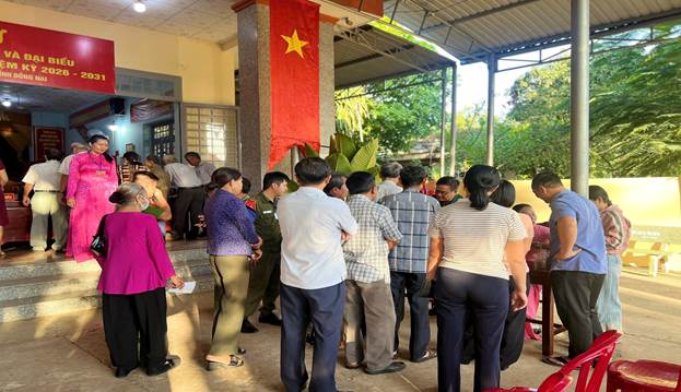 Cử tri tham gia đông đủ