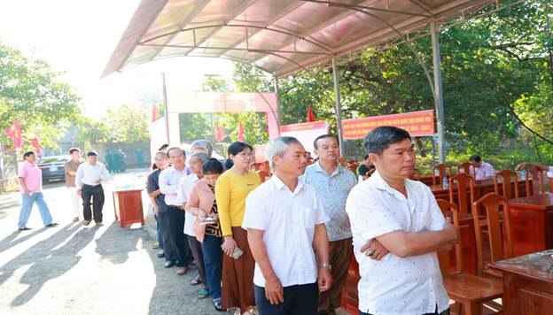 Cử tri xếp hàng bỏ phiếu