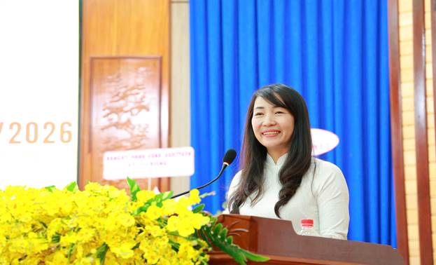 Đồng chí Nguyễn Thị Lan Anh phát biểu tại buổi họp mặt