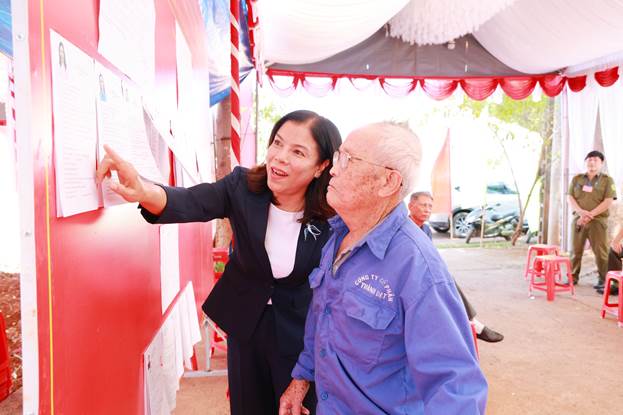 Cử tri Đinh Tiến Công nghiên cứu tiểu sử các ứng cử viên