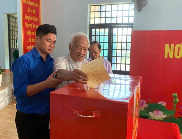 Lực lượng đoàn viên thanh niên hỗ trợ cử tri cao tuổi bỏ phiếu