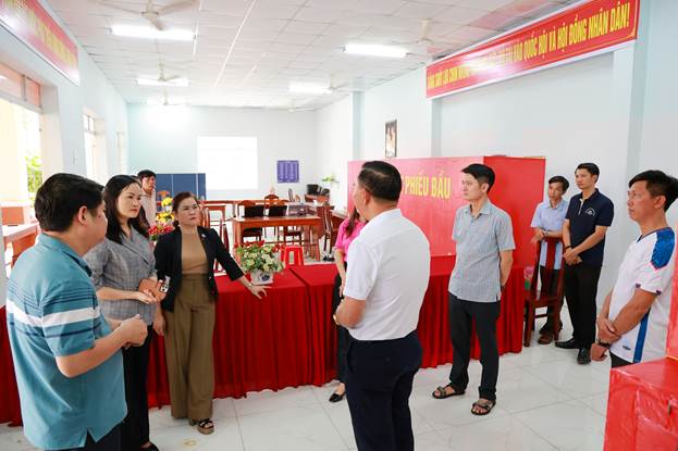 Lãnh đạo kiểm tra công tác chuẩn bị bầu cử tại xã Phú Riềng 2