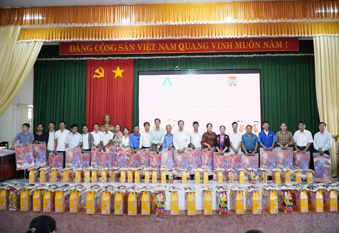 Ủy ban MTTQ Việt Nam xã phối hợp trao tặng quà nhân dịp Tết Nguyên đán Bính Ngọ 2026