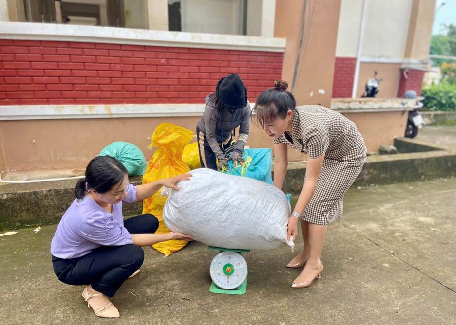 Mô hình biến rác thải tái chế thành thẻ bảo hiểm y tế tại Phú Riềng