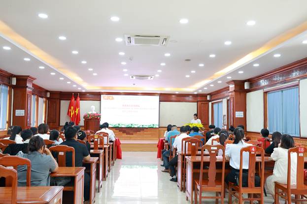 Toàn cảnh lớp bồi dưỡng lý luận chính trị cho đảng viên mới