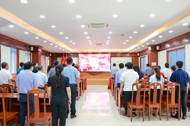 Cán bộ, đảng viên xã Phú Riềng thực hiện nghi thức chào cờ