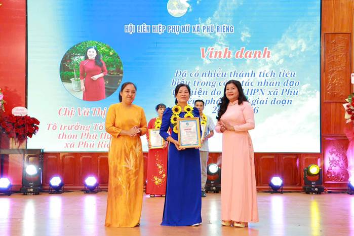 Đồng chí Vũ Thị Hồng Vân (ở giữa, áo xanh)